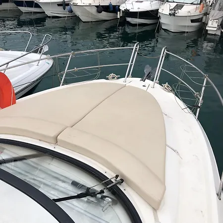 Botel Escapade Antiboise Sur Le Port Antibes